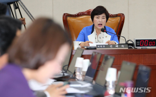 【서울=뉴시스】 장세영 기자 = 전혜숙 행정안전위원회 위원장이 22일 오전 서울 여의도 국회 행정안전위원회 회의실에서 열린 전체회의에 참석해 모두발언을 하고 있다. 2019.10.22. photothink@newsis.com