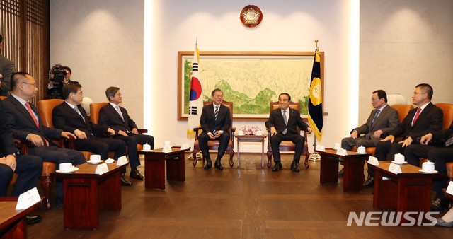 【서울=뉴시스】 박영태 기자 = 문재인 대통령이 22일 오전 국회 의장접견실에서 시정연설에 앞서 문희상 국회의장, 여야 대표 등과 환담하고 있다. 2019.10.22. since1999@newsis.com