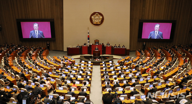 【서울=뉴시스】 박영태 기자 = 문재인 대통령이 22일 서울 여의도 국회 본회의장에서 2020년 예산안 시정연설을 하고 있다. 2019.10.22.since1999@newsis.com