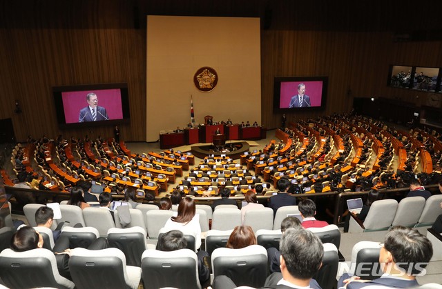 【서울=뉴시스】 박영태 기자 = 문재인 대통령이 22일 서울 여의도 국회 본회의장에서 2020년 예산안 시정연설을 하고 있다. 2019.10.22.since1999@newsis.com