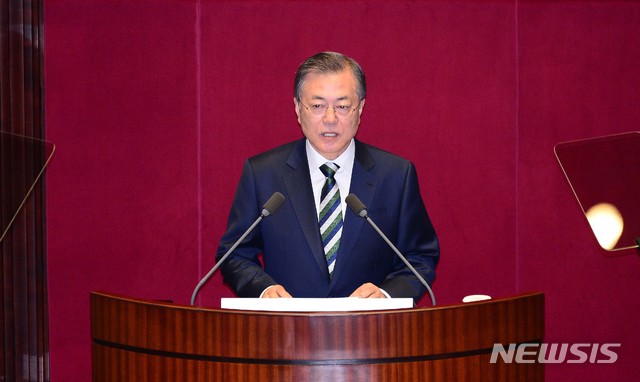 【서울=뉴시스】장세영 기자 = 문재인 대통령이 22일 오전 서울 여의도 국회 본회의장에서 내년도(2020년) 예산안에 대한 시정연설을 하고 있다. 이번 시정연설에서 문 대통령은 내년도 513조 5000억원 규모의 정부 예산안과 국정 운영 방향을 설명할 예정이며 시정연설은 취임 후 네 번째이다. 2019.10.22. photo@newsis.com