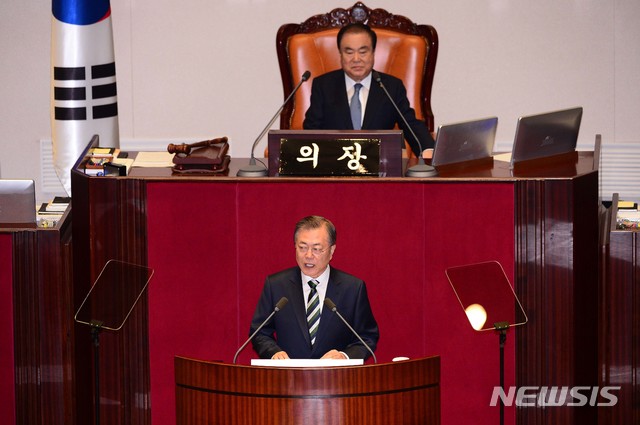 【서울=뉴시스】장세영 기자 = 문재인 대통령이 22일 오전 서울 여의도 국회 본회의장에서 내년도(2020년) 예산안에 대한 시정연설을 하고 있다. 이번 시정연설에서 문 대통령은 내년도 513조 5000억원 규모의 정부 예산안과 국정 운영 방향을 설명할 예정이며 시정연설은 취임 후 네 번째이다. 2019.10.22. photo@newsis.com