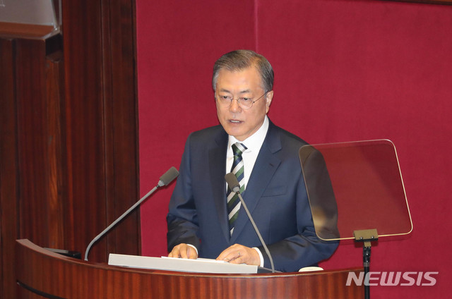 【서울=뉴시스】장세영 기자 = 문재인 대통령이 22일 서울 여의도 국회에서 내년도 예산안 정부 시정연설을 하고 있다. 2019.10.22. photo@newsis.com 