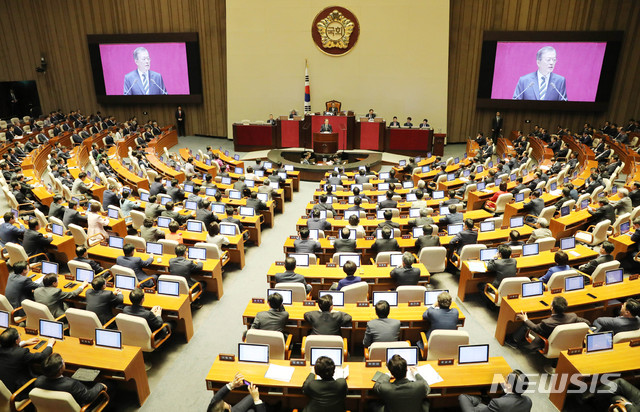 【서울=뉴시스】 장세영 기자 = 문재인 대통령이 22일 오전 서울 여의도 국회 본회의장에서 2020년도 예산안에 대한 시정연설을 하고 있다. 2019.10.22. photothink@newsis.com