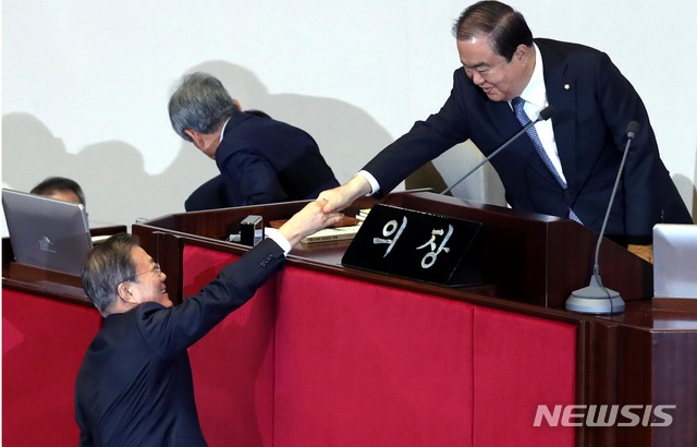 【서울=뉴시스】장세영 기자 = 문재인 대통령이 22일 서울 여의도 국회에서 내년도 예산안 정부 시정연설을 마친 뒤 문희상 의장과 인사를 하고 있다. 2019.10.22. photo@newsis.com