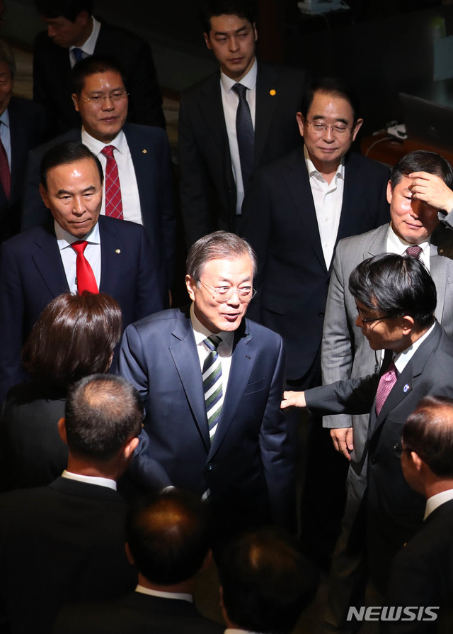 【서울=뉴시스】장세영 기자 = 문재인 대통령이 22일 서울 여의도 국회에서 내년도 예산안 정부 시정연설을 마친 뒤 자유한국당 의원들과 인사를 하고 있다. 2019.10.22. photo@newsis.com