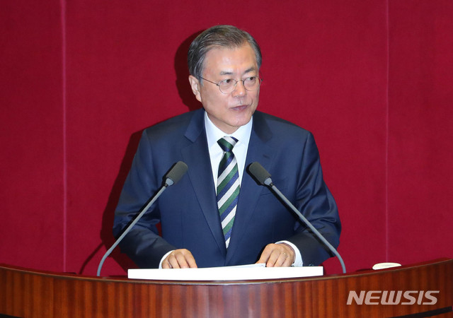 【서울=뉴시스】 장세영 기자 = 문재인 대통령이 22일 오전 서울 여의도 국회 본회의장에서 2020년도 예산안에 대한 시정연설을 하고 있다. 2019.10.22.&nbsp; photothink@newsis.com