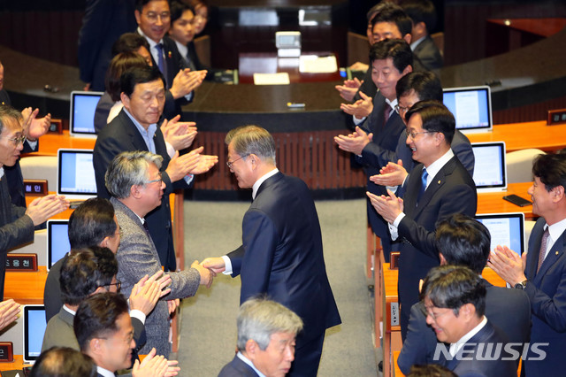 【서울=뉴시스】 장세영 기자 = 문재인 대통령이 22일 오전 서울 여의도 국회 본회의장에서 열린 2020년도 예산안에 대한 시정연설을 위해 의원들의 박수를 받으며 입장하고 있다. 2019.10.22.&nbsp; photothink@newsis.com 