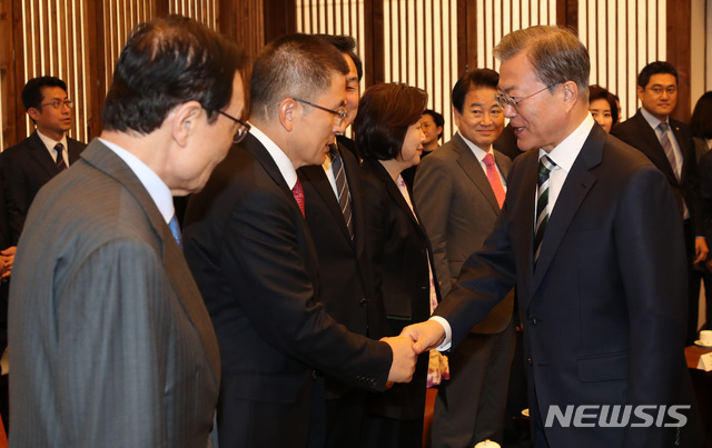 【서울=뉴시스】 박영태 기자 = 문재인 대통령이 22일 오전 시정연설을 하기에 앞서 국회 의장 접견실에 여야 대표 등과 환담하러 들어와 황교안 자유한국당 대표와 악수하고 있다. 2019.10.22. since1999@newsis.com