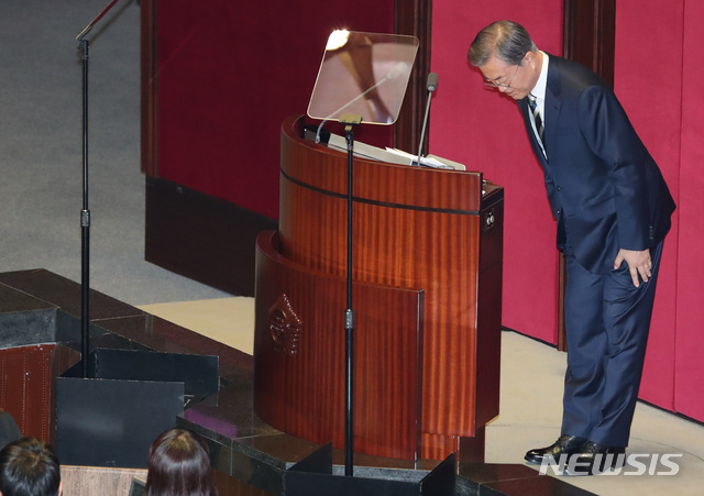 【서울=뉴시스】 박영태 기자 = 문재인 대통령이 22일 서울 여의도 국회 본회의장에서 2020년 예산안 시정연설을 마친 뒤 의원석을 향해 인사하고 있다. 2019.10.22. since1999@newsis.com