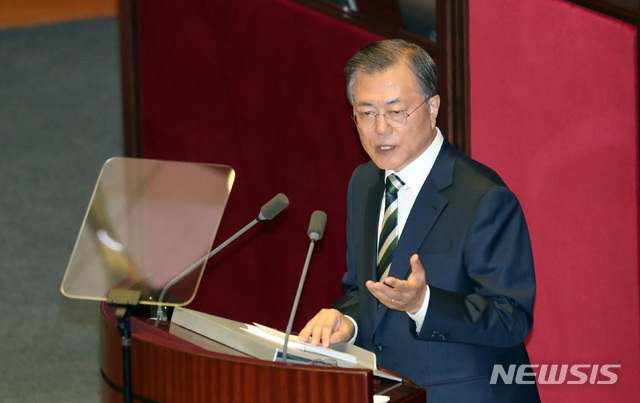 【서울=뉴시스】장세영 기자 = 문재인 대통령이 22일 서울 여의도 국회에서 내년도 예산안 정부 시정연설을 하고 있다. 2019.10.22. photo@newsis.com