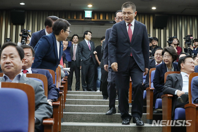 【서울=뉴시스】김명원 기자 = 황교안 대표가 22일 오전 서울 여의도 국회 제4회의장에서 열린 의원총회에 참석하기 위해 들어서고 있다. 2019.10.22. kmx1105@newsis.com
