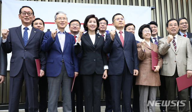 【서울=뉴시스】김명원 기자 = 나경원 자유한국당 원내대표가 22일 오전 서울 여의도 국회 제4회의장에서 열린 의원총회에서 여상규 법사위원장 등 조국인사청문회 TF 팀의 공로를 인정해 표창장을 수여한후 황교안 대표와 함께 기념촬영을 하고 있다. 2019.10.22. kmx1105@newsis.com