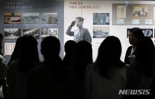 【서울=뉴시스】김진아 기자 = 한일 역사 연구를 위해 우리나라를 찾은 일본의 중학교·고등학교 학생들이 지난 22일 오전 서울 용산구 식민지역사박물관을 찾아 전시를 관람하고 있다. 2019.10.22. bluesoda@newsis.com