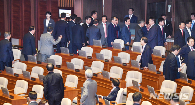 【서울=뉴시스】장세영 기자 = 문재인 대통령이 22일 서울 여의도 국회에서 내년도 예산안 정부 시정연설을 마치고 자유한국당 의원들과 인사하려 하자 다수 한국당 의원들이 이를 피해 자리를 뜨고 있다. 2019.10.22.photo@newsis.com