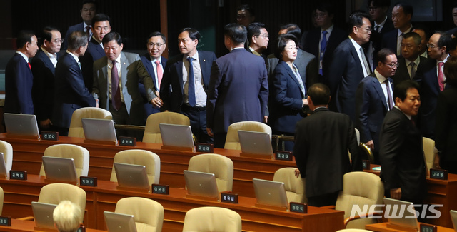 【서울=뉴시스】장세영 기자 = 문재인 대통령이 22일 서울 여의도 국회에서 내년도 예산안 정부 시정연설을 마친 뒤 한국당 의원들과 인사를 하고 있다. 2019.10.22.photo@newsis.com