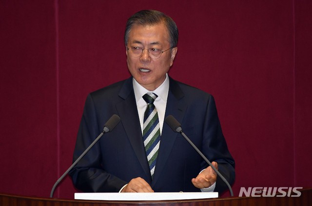 【서울=뉴시스】장세영 기자 = 문재인 대통령이 22일 서울 여의도 국회에서 내년도 예산안 정부 시정연설을 2019.10.22.photo@newsis.com