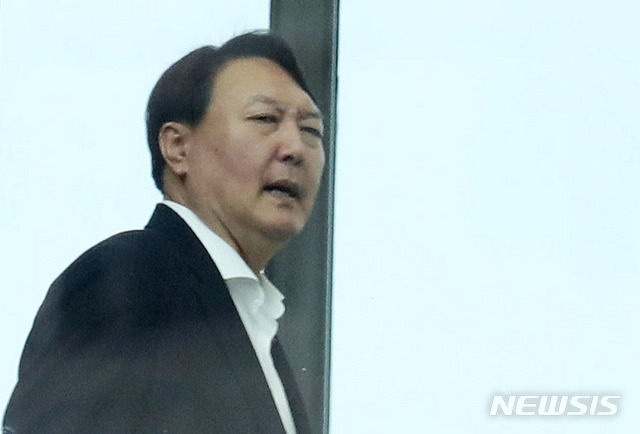 【서울=뉴시스】홍효식 기자 = 윤석열 검찰총장이 22일 서울 서초구 대검찰청 구내식당에서 점심식사를 마친 뒤 나서고 있다. 2019.10.22. yesphoto@newsis.com