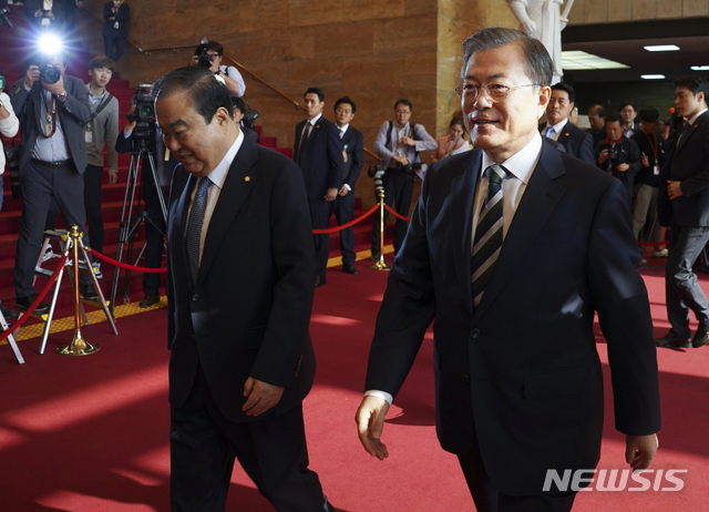 【서울=뉴시스】 박영태 기자 = 문재인 대통령이 22일 2020년 예산안 시정연설을 위해 국회를 찾아 문희상 국회의장과 이동하고 있다. 2019.10.22.since1999@newsis.com