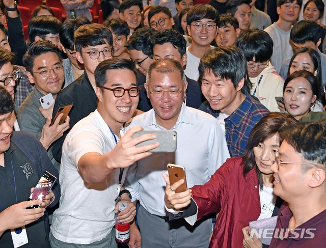 【서울=뉴시스】정의선 현대차그룹 수석부회장이 22일 서울 서초구 현대차그룹 본사 대강당에서 진행된 타운홀 미팅 후 임직원들과 기념촬영을 하고 있다. 2019.10.22. (사진=현대차그룹 제공) photo@newsis.com