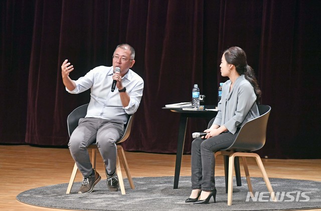 【서울=뉴시스】정의선 현대차그룹 수석부회장이 22일 서울 서초구 현대차그룹 본사 대강당에서 진행된 타운홀 미팅에서 질의응답을 하고 있다. 2019.10.22. (사진=현대차그룹 제공) photo@newsis.com