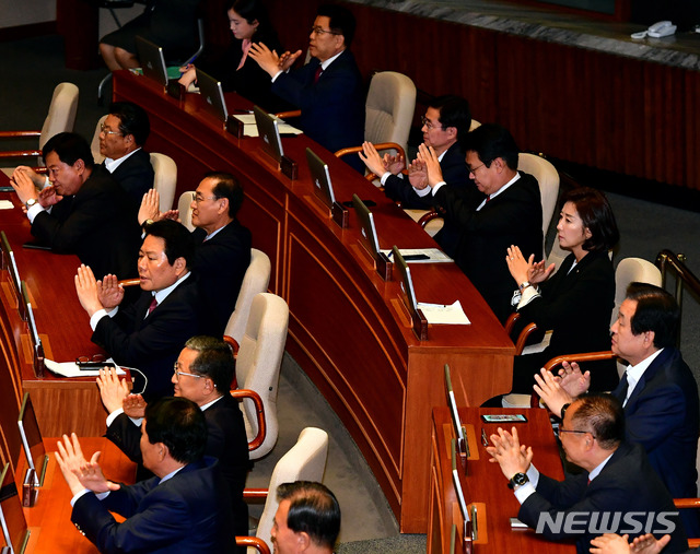 【서울=뉴시스】장세영 기자 = 문재인 대통령이 22일 서울 여의도 국회에서 내년도 예산안 정부 시정연설을 하던 중 공수처법 관련 발언을 하자 자유한국당 의원들이 두팔을 들고 엑스표를 그리고 있다. 2019.10.22. photo@newsis.com