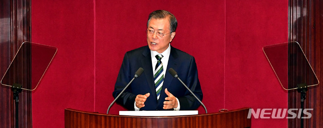 【서울=뉴시스】장세영 기자 = 문재인 대통령이 22일 서울 여의도 국회에서 내년도 예산안 정부 시정연설을 하고 있다. 2019.10.22.photo@newsis.com