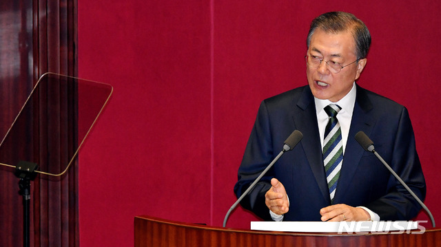 【서울=뉴시스】장세영 기자 = 문재인 대통령이 22일 서울 여의도 국회에서 내년도 예산안 정부 시정연설을 하고 있다. 2019.10.22. photo@newsis.com