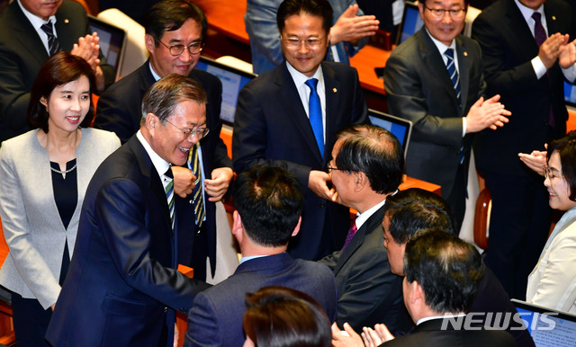 【서울=뉴시스】장세영 기자 = 문재인 대통령이 22일 서울 여의도 국회에서 내년도 예산안 정부 시정연설을 하기 전 입장하며 민주당 의원들과 인사하고 있다. 2019.10.22. photo@newsis.com