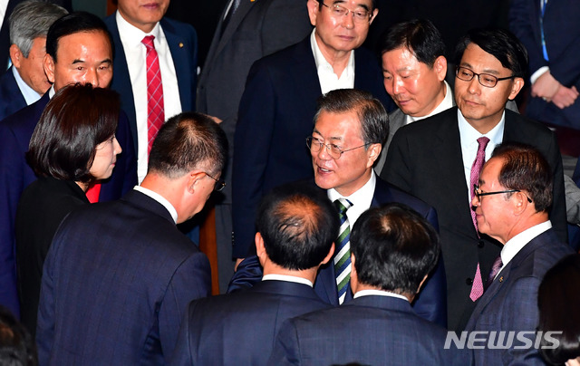 【서울=뉴시스】장세영 기자 = 문재인 대통령이 22일 서울 여의도 국회에서 내년도 예산안 정부 시정연설을 마치고 자유한국당 의원들과 인사하고 있다. 2019.10.22. photo@newsis.com