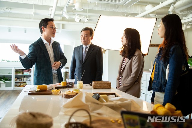 【서울=뉴시스】황서종 인사혁신처장이 22일 적극행정 우수사례 현장 방문차 서울 사직동 소재 공유주방 위쿡을 찾아 김기웅 대표와 함께 시설을 둘러보고 있다. 기존 식품위생법상 1개 주방에서 1명의 사업자만 영업이 가능하도록 허용되어 있었으나 공유주방 '위쿡'은 과학기술정보통신부의 ICT 규제 샌드박스를 통해 탄생한 민간 최초의 공유주방으로 식품위생 안전 방안 조건부 특례를 적용한 사업장이다. 2019.10.22. (사진=인사혁신처 제공) photo@newsis.com