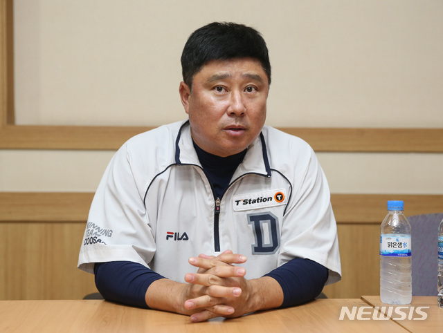 【서울=뉴시스】 전진환 기자 = 2019 프로야구 한국시리즈 1차전 두산과 키움의 경기가 열린 22일 오후 서울 잠실야구장에서 두산 김태형 감독이 인터뷰를 하고 있다. 2019.10.22. amin2@newsis.com
