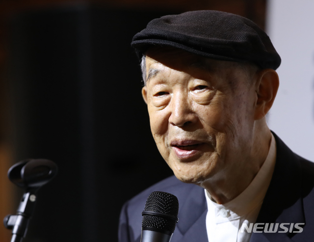 【서울=뉴시스】조수정 기자 = 원로 연극연출가 김정옥이 22일 오후 서울 동숭동 아르코예술극장에서 열린 한국문화예술위원회 아르코 비전 2030 선포식 리셉션에서 축사하고 있다. 2019.10.22.chocrystal@newsis.com