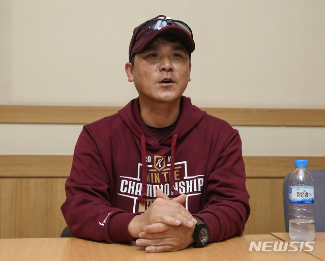 【서울=뉴시스】 전진환 기자 = 2019 프로야구 한국시리즈 1차전 두산과 키움의 경기가 열린 22일 오후 서울 잠실야구장에서 키움 장정석 감독이 기자들과 인터뷰를 하고 있다. 2019.10.22. amin2@newsis.com