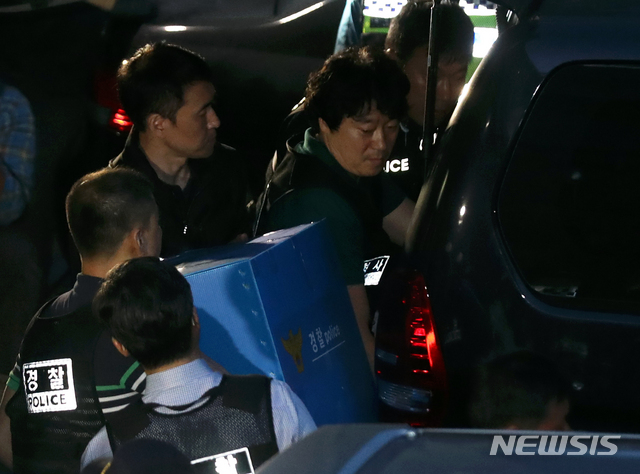 【서울=뉴시스】 이윤청 기자 = 경찰이 22일 한국대학생진보연합(대진연) 회원들이 사용하고 있는 서울 성동구 비영리민간단체 '평화이음' 사무실에서 압수수색을 마친 후 압수물품을 차량으로 옮기고 있다. 대진연 소속 대학생 등 19명은 지난 18일 오후 2시57분께 서울 중구에 위치한 주한 미국대사관저에 진입해 시위를 벌인 혐의로 현행범 체포됐다. 2019.10.22. radiohead@newsis.com