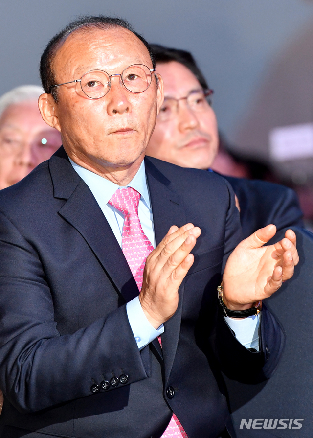 【여수=뉴시스】신대희 기자 = 박항서 베트남 축구 대표팀 감독이 22일 전남 여수 세계박람회장 일대에서 열린 재외동포재단 주최 '제18차 세계한상대회 개회식'에 참석, 재단 관계자 인사말을 들은 뒤 박수치고 있다. 세계한상대회는 약 4000여 명의 재외 동포 경제인과 국내 기업인이 참가하는 한민족 최대 글로벌 비즈니스 네트워크 행사다. 2019.10.22. sdhdream@newsis.com
