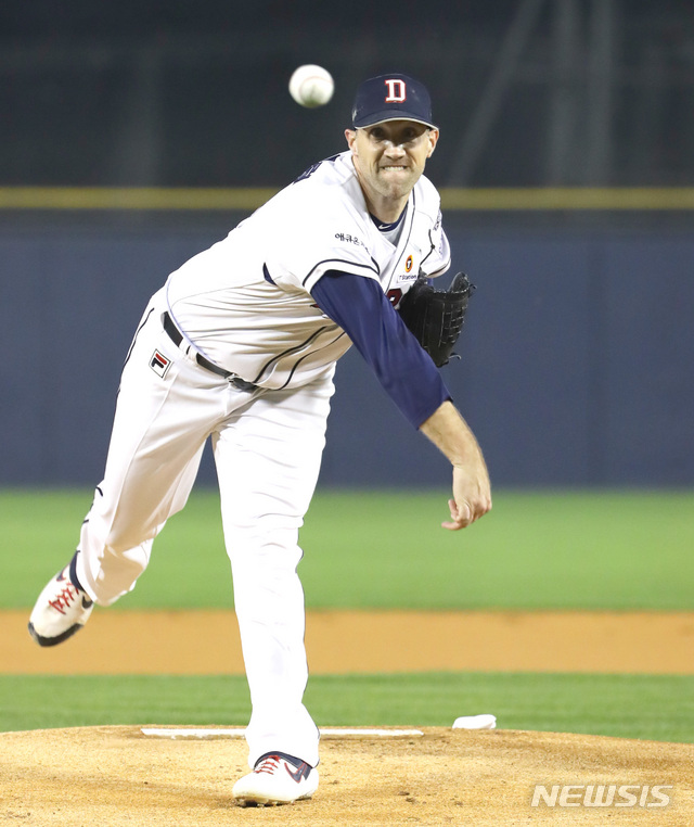 【서울=뉴시스】 전진환 기자 = 2019 프로야구 한국시리즈 1차전 두산과 키움의 경기가 열린 22일 오후 서울 잠실야구장에서 두산 선발 린드블럼이 역투하고 있다. 2019.10.22. amin2@newsis.com