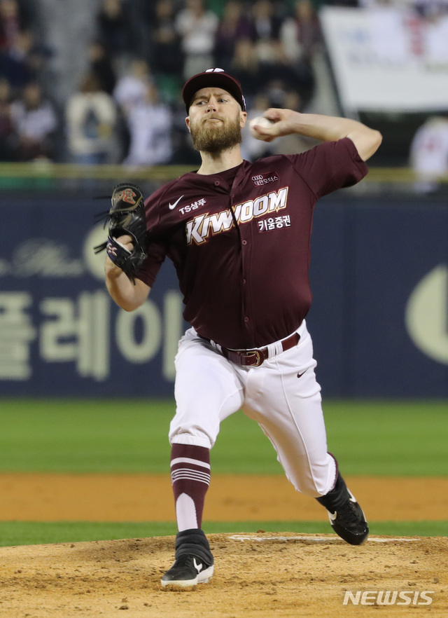 【서울=뉴시스】 전진환 기자 = 2019 프로야구 한국시리즈 1차전 두산과 키움의 경기가 열린 22일 오후 서울 잠실야구장에서 키움 선발 요키시가 역투하고 있다. 2019.10.22. amin2@newsis.com