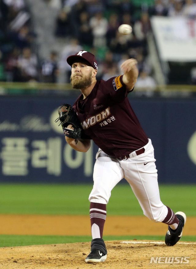 【서울=뉴시스】 전진환 기자 = 2019 프로야구 한국시리즈 1차전 두산과 키움의 경기가 열린 22일 오후 서울 잠실야구장에서 키움 선발 요키시가 역투하고 있다. 2019.10.22. amin2@newsis.com