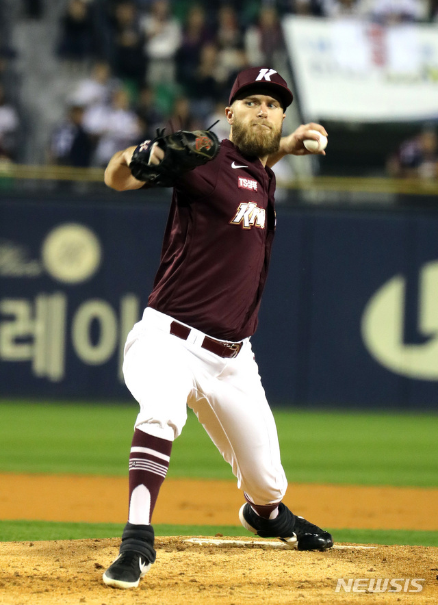 【서울=뉴시스】 전진환 기자 = 2019 프로야구 한국시리즈 1차전 두산과 키움의 경기가 열린 22일 오후 서울 잠실야구장에서 키움 선발 요키시가 역투하고 있다. 2019.10.22. amin2@newsis.com