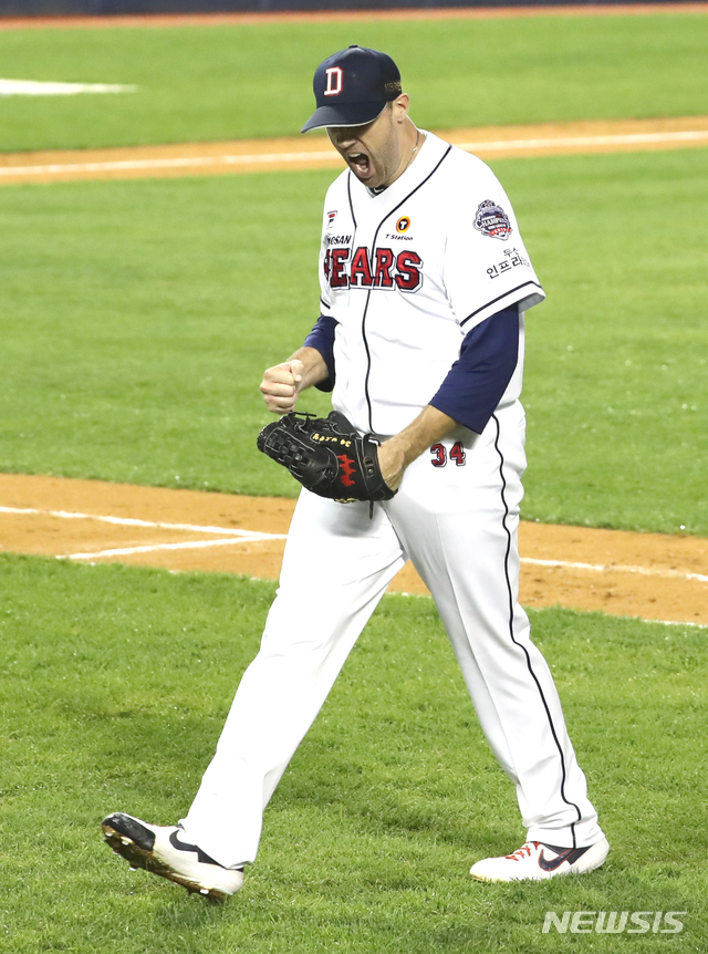 【서울=뉴시스】 전진환 기자 = 2019 프로야구 한국시리즈 1차전 두산과 키움의 경기가 열린 22일 오후 서울 잠실야구장에서 4회초 1사 만루 상황에서 두산 선발 린드블럼이 타자, 주자를 병살로 잡아낸 후 주먹을 불끈 쥐 있다. 2019.10.22.&nbsp; amin2@newsis.com 