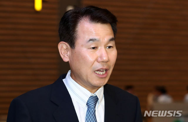 【인천공항=뉴시스】이영환 기자 = 정은보 한·미 방위비분담 협상대표가 제11차 한·미 방위비분담특별협정(SMA) 체결을 위한 2차 회의에 참석하기 위해 22일 오후 인천공항 제2여객터미널을 통해 하와이 호놀룰루로 출국 전 인터뷰를 하고 있다. 2019.10.22. 20hwan@newsis.com