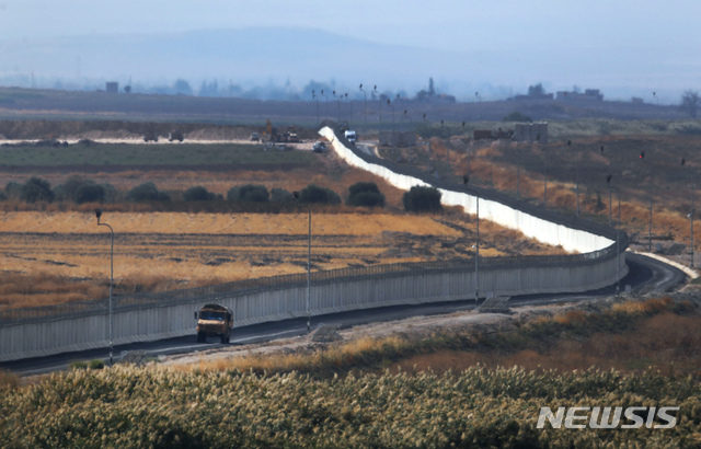  【악칼레(터키)=AP/뉴시스】터키군 차량 1대가 22일 터키 남동부 악칼레에서 터키-시리아 국경 지역을 순찰하고 있다. 시리아 내 쿠르드 무장세력이 터키가 요구한 시리아 북부 지역으로부터 철수를 완료했다고 트럼프 미 행정부의 한 고위 관리가 22일(미 동부 시간) 밝혔다. 그러나 시리아 내 쿠르드 무장세력 지도자 레두르 칼릴은 철수 완료에도 불구하고 터키군이 시리아 북동부에서 공격을 계속하고 있다고 말했다. 2019.10.23 