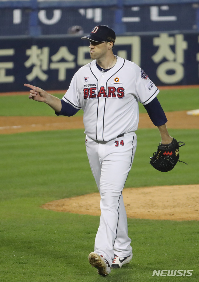 【서울=뉴시스】 전진환 기자 = 2019 프로야구 한국시리즈 1차전 두산과 키움의 경기가 열린 22일 오후 서울 잠실야구장에서 4회말 2사 두산 선발 린드블럼이 키움 최주환을 블라이아웃으로 잡아낸 후 포수를 향해 손가락을 들어보이고 있다. 2019.10.22. amin2@newsis.com