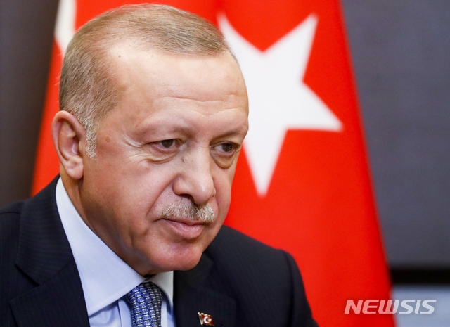 【소치=AP/뉴시스】레제프 타이이프 에르도안 터키 대통령이 10월22일 블라디미르 푸틴 러시아 대통령과의 소치 정상회담 자리에서 그의 발언을 경청하는 모습. 2019.10.24.