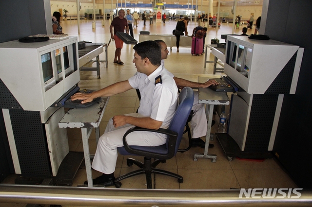 【샤름 엘=에이크( 이집트)= AP/뉴시스】이집트 홍해 리조트 도시 샤름 엘- 에이크 공항에서 보안검색요원들이 승객들의 수하물을 검사하고 있다.  이 공항은 IS의 항공기 테러로 러시아 여객기가 추락한 뒤 4년간 영국 항공기의 취항이 중단되었지만 올해 12월초부터 주 1회씩 항공편 운항이 재개된다.   