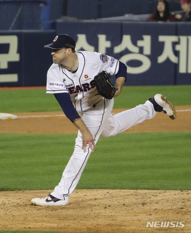 【서울=뉴시스】 전진환 기자 = 2019 프로야구 한국시리즈 1차전 두산과 키움의 경기가 열린 22일 오후 서울 잠실야구장에서 4회초 두산 린드블럼이 역투하고 있다. 2019.10.22. amin2@newsis.com