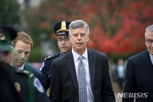 【워싱턴=AP/뉴시스】윌리엄 테일러 우크라이나 주재 미국 대사 대행이 22일 도널드 트럼프 대통령에 대한 미 하원의 탄핵 조사에 비공개 증언을 위해 경찰의 호위 속에 하원에 도착하고 있다. 테일러는 이날 우크라이나에 대한 군사원조 제공은 조 바이든 전 부통령 부자에 대한 조사 계획 발표에 따른 것이라는 말을 들었다고 증언했다. 이는 정치적 이득을 위해 군사 원조를 이용하지 않았다는 트럼프 대통령의 반박과 배치된다. 2019.10.23