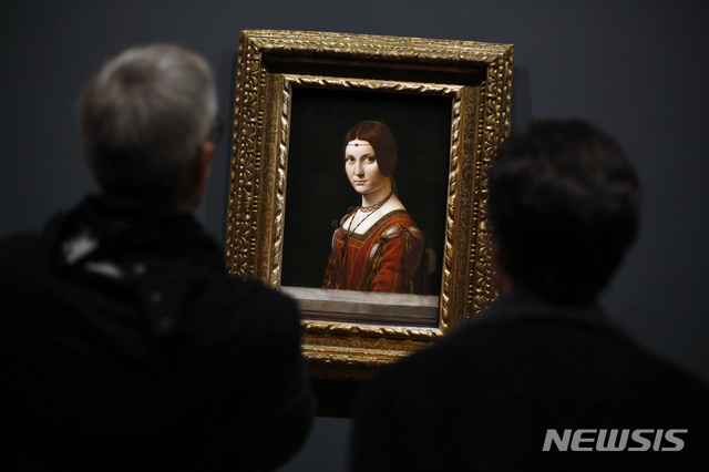 【파리=AP/뉴시스】 프랑스 루브르박물관은 23일(현지시간) 24일부터 2020년 2월24일까지 열리는 레오나르도 다빈치 서거 500주년 기념 기획전에서 ‘라 벨 페로니에르’ ‘성 안나와 성 모자’ ‘모나리자’ ‘한 음악가의 초상화’ ‘베누아의 마돈나’ 등 서화를 비롯해 ‘비트루비안 맨’ 등 다빈치의 과학 연구 자료까지 전 세계 박물관들과 기관들로부터 대여한 다빈치 관련 유물들을 모아 전시한다고 밝혔다. 다빈치의 작품 라 벨 페로니에르' 2019.10.23. 