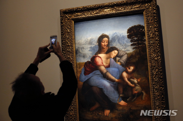 【파리=AP/뉴시스】 프랑스 루브르박물관은 23일(현지시간) 24일부터 2020년 2월24일까지 열리는 레오나르도 다빈치 서거 500주년 기념 기획전에서 ‘라 벨 페로니에르’ ‘성 안나와 성 모자’ ‘모나리자’ ‘한 음악가의 초상화’ ‘베누아의 마돈나’ 등 서화를 비롯해 ‘비트루비안 맨’ 등 다빈치의 과학 연구 자료까지 전 세계 박물관들과 기관들로부터 대여한 다빈치 관련 유물들을 모아 전시한다고 밝혔다. 다빈치의 작품 '성 안나와 성 모자' 2019.10.23.&nbsp; 
